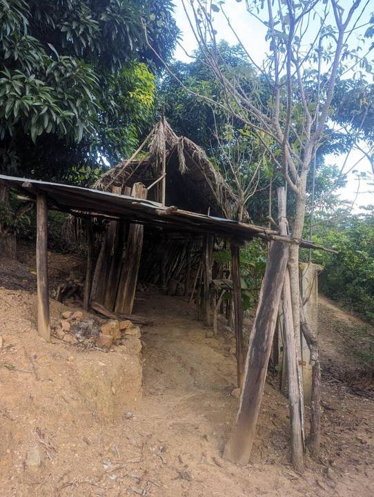 El lugar antes de construir: un viejo refugio con techo de palma en la ladera.