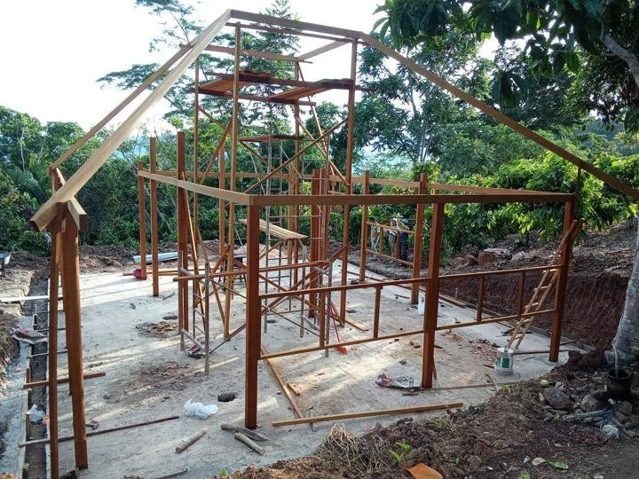 La estructura de madera subiendo: paredes y techo a la vez.