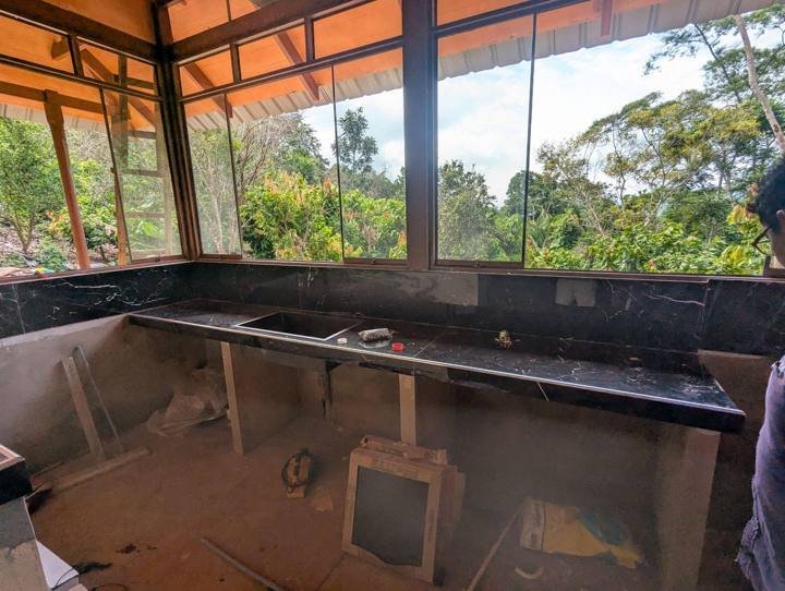 Los muebles de cocina instalados, mirando directo al bosque.