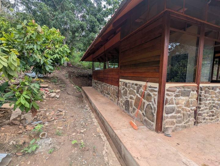 El exterior de piedra y madera, terminado.