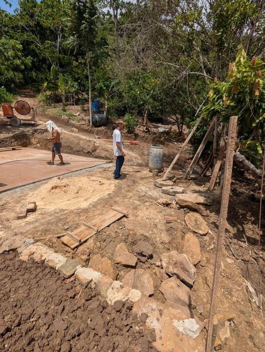 Limpiando y nivelando el terreno para la piscina.