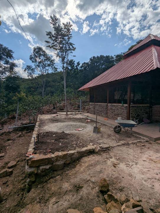La excavación de la piscina junto a la casa.