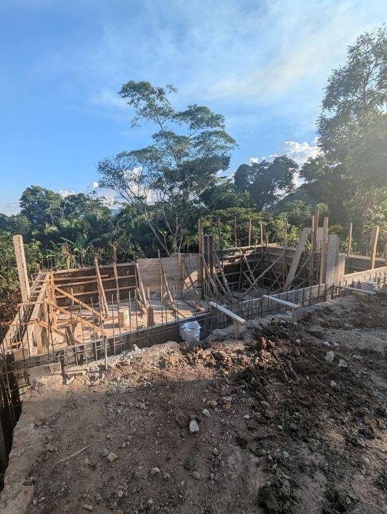 Muros de la piscina: fierro y encofrado.