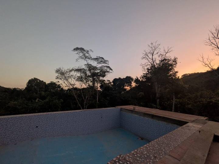 La piscina al atardecer, casi terminada.