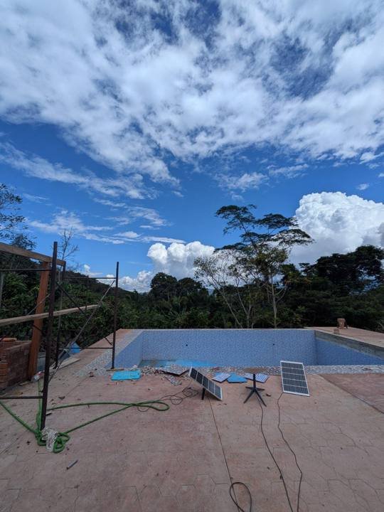 La terraza de la piscina, mirando al valle.