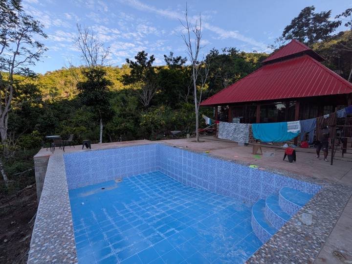 La piscina terminada, lista para llenarse.