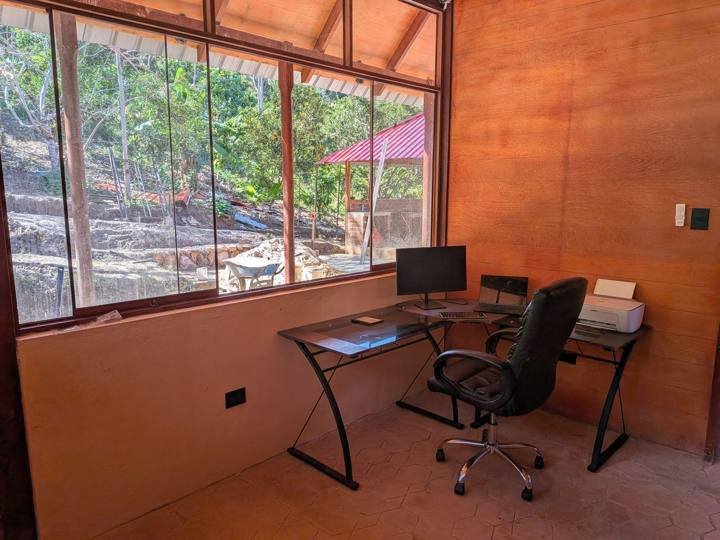 La oficina en casa, instalada y funcionando.