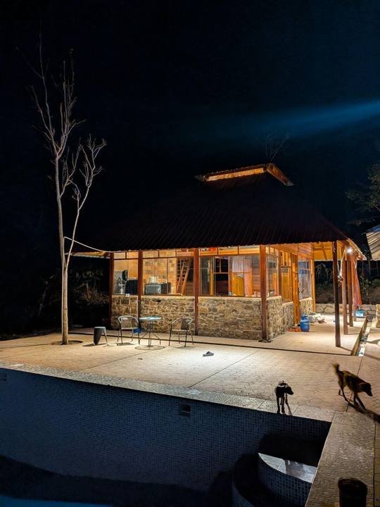 La casa y la piscina de noche.