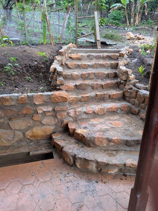 Escalones de piedra construidos en el jardín.