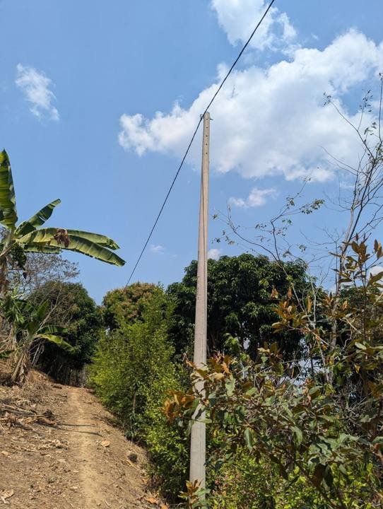 Medidores en el poste, sin corriente en el cable.