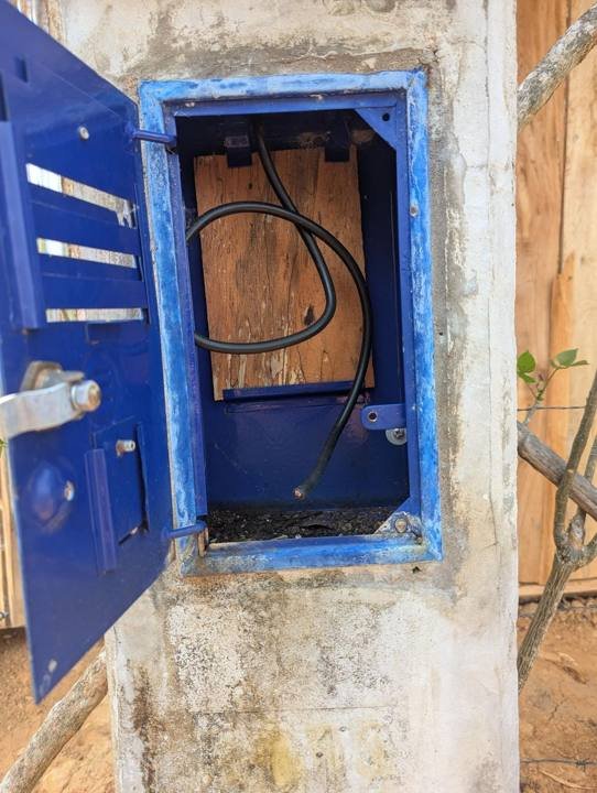 Medidores en el poste, sin corriente en el cable.